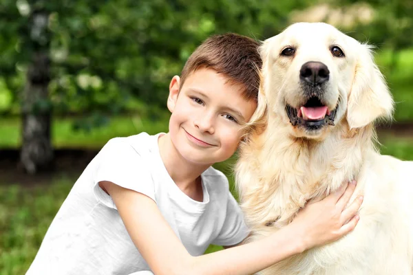 Jongen en schattige hond — Stockfoto