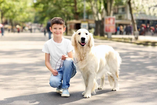 Jongen en schattige hond — Stockfoto