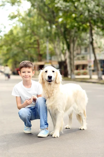 Jongen en schattige hond — Stockfoto
