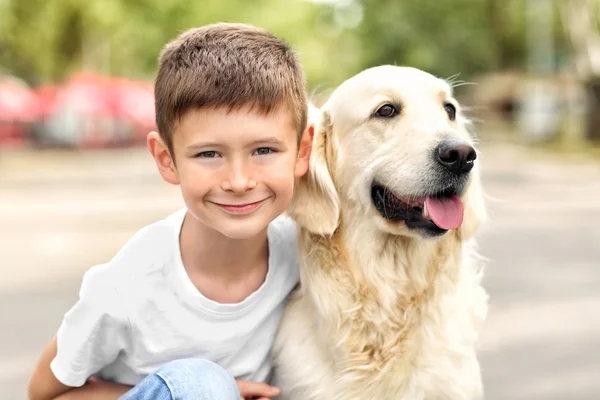 Jongen en schattige hond — Stockfoto