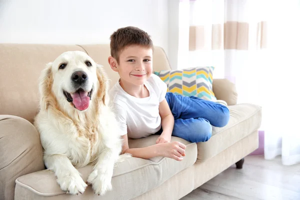 Хлопчик і милий собака — стокове фото