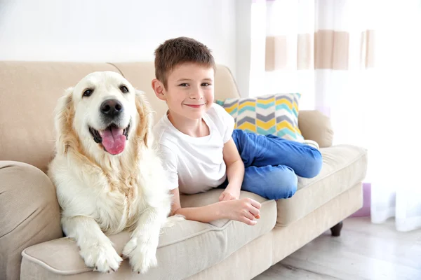 Jongen en schattige hond — Stockfoto