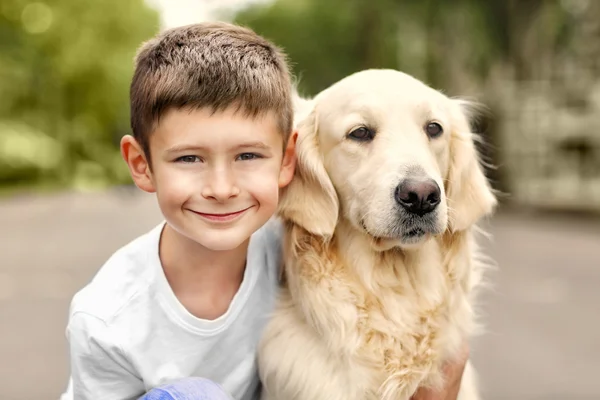Мальчик и милая собака — стоковое фото