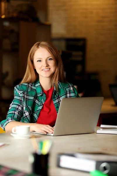 Menina criativa trabalhando com laptop — Fotografia de Stock