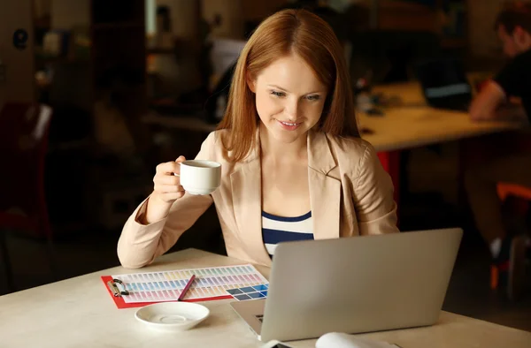 Menina criativa trabalhando com laptop — Fotografia de Stock