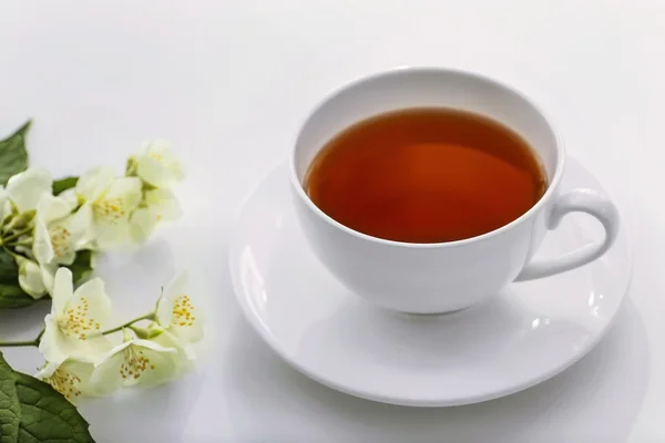 Taza de té con flores de jazmín —  Fotos de Stock