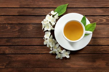 Yasemin çiçekli bir fincan çay.  