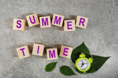 Yeşil yaprakları ve tahta küpleri saat