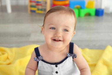  Çocuk odasında oturan kız