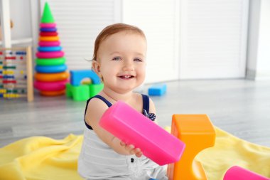 Bebek ile parlak oyuncak blok 