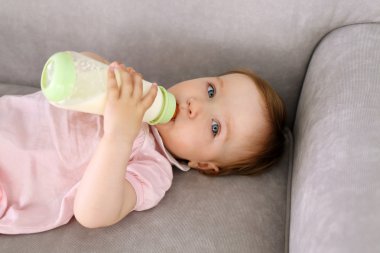 Koltukta içme sütü bebek