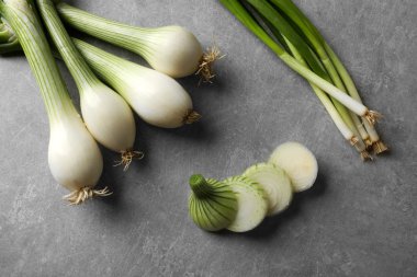 Yeşil soğan dilimleri ile 