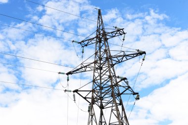 Gökyüzü üzerinde elektrik direği 