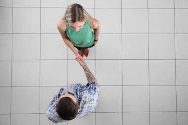 el sıkışan iki kişi