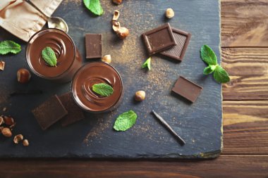 Çikolata mousse nane ile