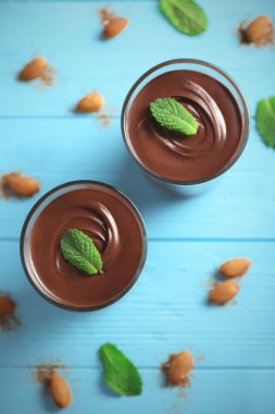 Çikolata mousse nane ile