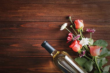 -Bir şişe şarap ve güller  