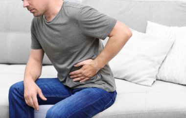 Sırt ağrısı çeken bir adam.