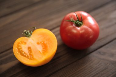 Turuncu ve kırmızı domates yarısı