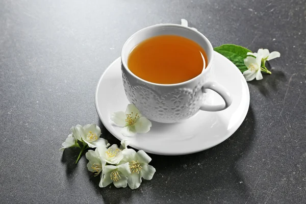 Tasse Tee mit Jasminblüten — Stockfoto