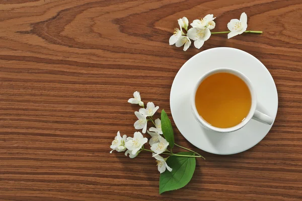 Tasse Tee mit Jasminblüten — Stockfoto