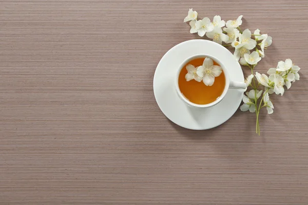 Tazza di tè con fiori di gelsomino — Foto Stock