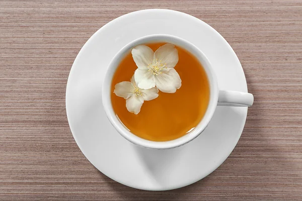 Egy csésze tea jázmin virágokkal — Stock Fotó