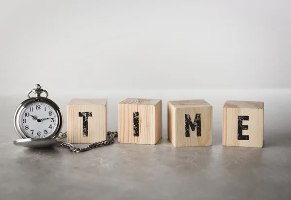 Reloj y palabra TIEMPO — Foto de Stock