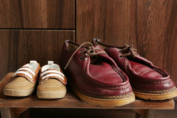 Zapatos grandes y pequeños —  Fotos de Stock