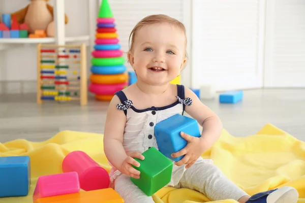 Bebé con bloques de juguete brillantes — Foto de Stock