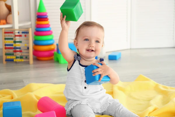 Bebê com blocos de brinquedos brilhantes — Fotografia de Stock