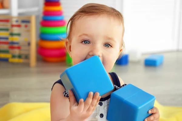 Bebek ile parlak oyuncak blok — Stok fotoğraf