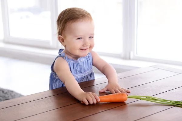 Menina com cenoura — Fotografia de Stock