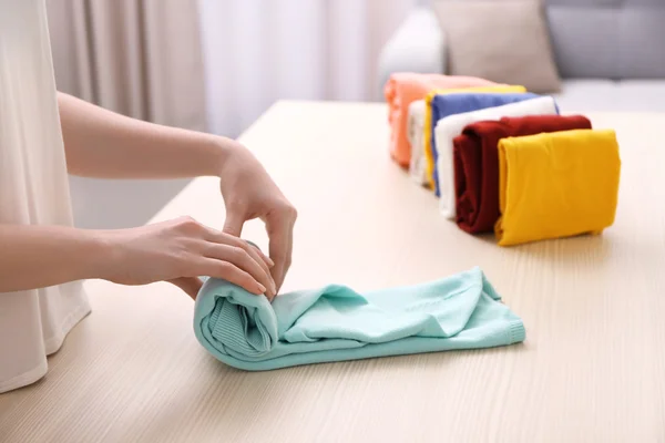 Woman folding clothes — Stock Photo, Image