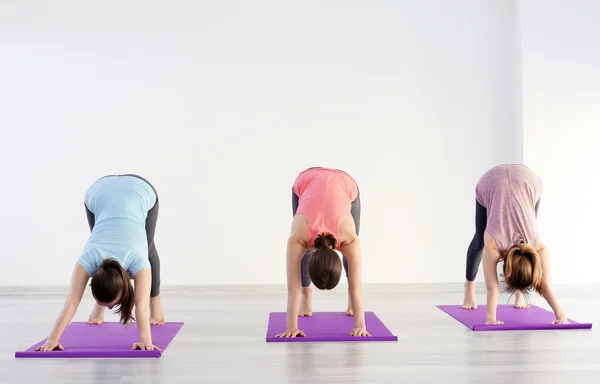 Frauen beim Yoga — Stockfoto