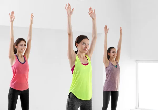 Mulheres fazendo exercício — Fotografia de Stock