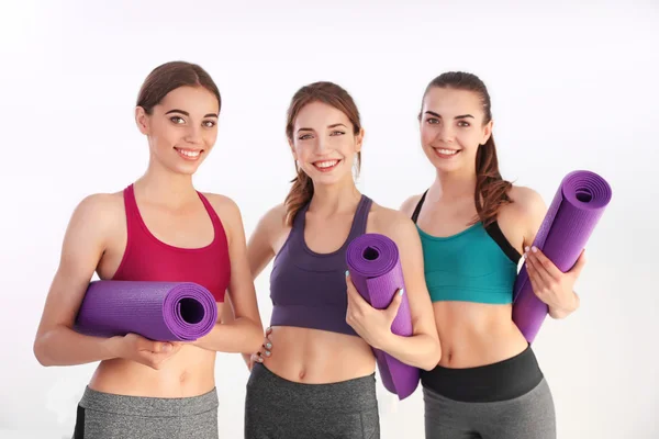 Femmes avec tapis dans la salle de gym — Photo