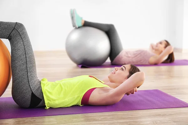 Mujeres haciendo ejercicio — Foto de Stock