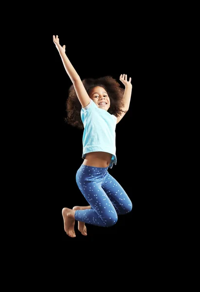 Boldog afrikai lány jumping — Stock Fotó