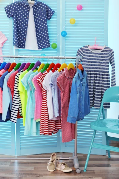 Niños ropa colgando — Foto de Stock