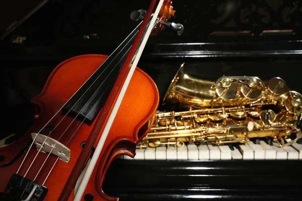 Violon avec saxophone et piano — Photo