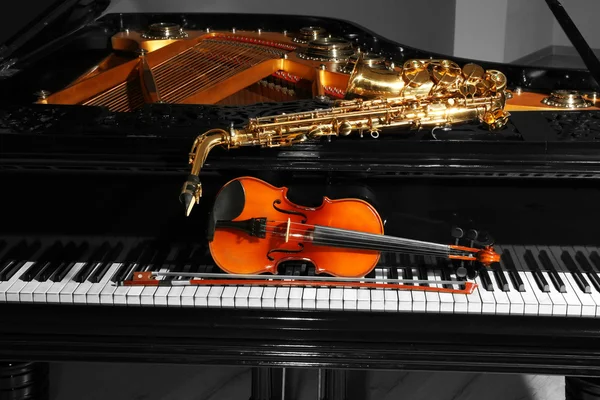 Скрипка с саксофоном и фортепиано — стоковое фото