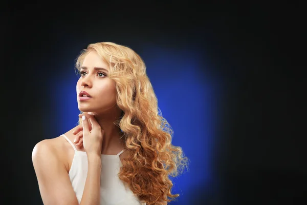 Ung kvinna med blont hår — Stockfoto