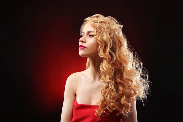 Mujer joven con cabello rubio —  Fotos de Stock