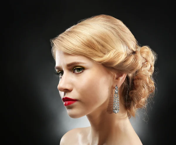 Jeune femme avec une coiffure élégante — Photo