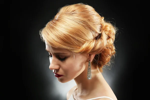 Ung kvinna med elegant frisyr — Stockfoto
