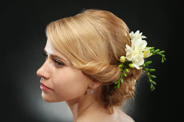 Młoda kobieta z elegancką fryzurę — Zdjęcie stockowe