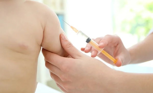 Läkare vaccinerande baby — Stockfoto