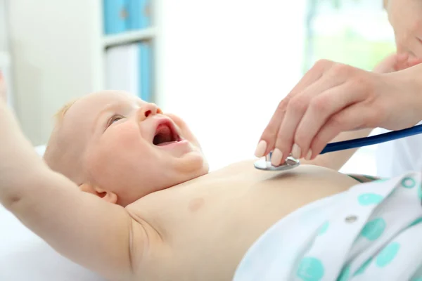 Pediatra examinando bebé — Foto de Stock