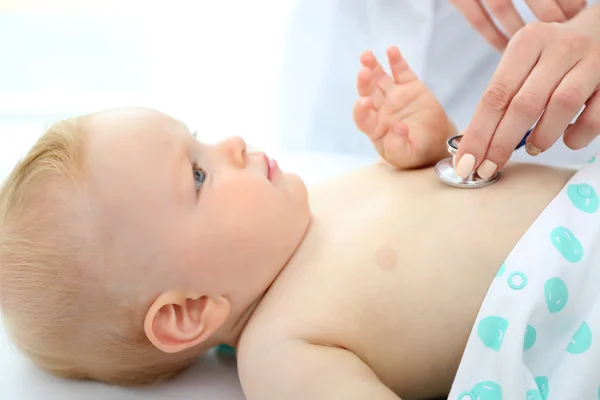 Kinderarzt untersucht Baby — Stockfoto